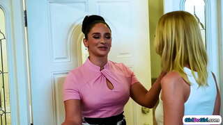 Ti bourik atis kon pretann yo dwe yon gwo) milfs runaway bèlfi ak trouve tèt li resevwa l &#039;pwal sou tout kò pussy niche pa l&#039; stepmom