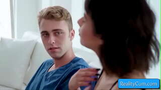 Pamatyti šį cutie paauglys brunetė čiulpti didžiulį gaidys ir gauti jos šiknius pirštu giliai