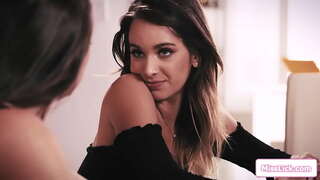 Busty मूख्य मालिक देख्न चाहन्छ उनको तंग गुदा कर्मचारीहरु perky tits भने त्यो राख्न चाहन्छ उनको काम हो । त्यो सेट मा उनको उनको घुँडा to lick her pussy