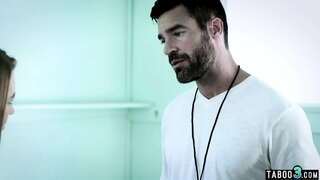 Ka tohe te tamaiti i roto i te sexy kākahu ahuareka ia tau e ahorangi dick nui