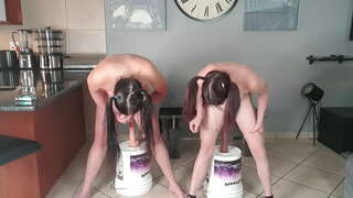 2 เปลือยกายเล็กน้อ titted pigtailed ผู้หญิงแพศยาทั้งสองมาทำอะไรที่ dildo ซ่อนบ้าท้าทายด้วยกัน|dildo ไป