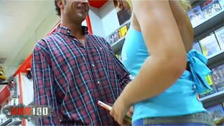 ���ड़ी प्राकृतिक स्तन के साथ युवा गोरा स्पेनिश बेब सोनिया मैनरिक वीडियो क्लब में गधे में मुश्किल गड़बड़ कर दिया