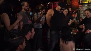 An brunette rùin ann an cuid chrann air a dhèanamh gu licking agus a &#039; deothail lusan cock