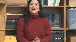 ���ुडौल Latina चोर र busted द्वारा गडबड horny गार्ड