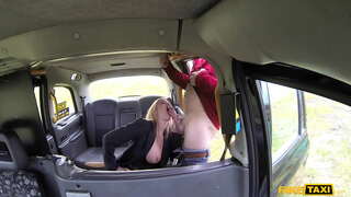 Foloz tat-Taxi Hot Earl Kiss Tinfirex tagħha s-Saqajn u l-penetrazzjoni Vit